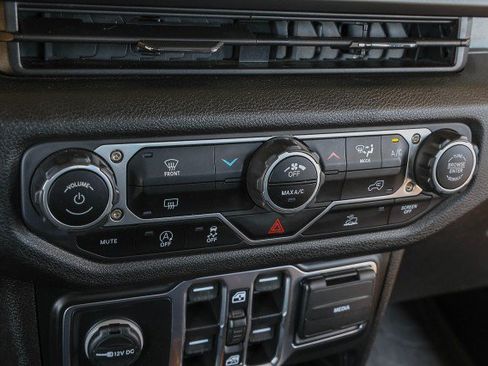 Used 2024 Jeep Gladiator Sport AWD/4WD image 17