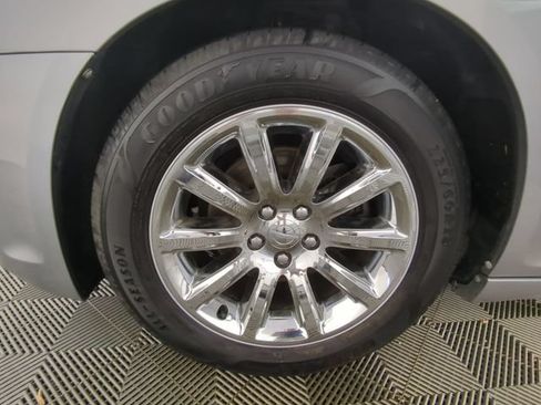 Used 2014 Chrysler 300 C RWD image 16
