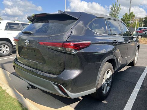 Used 2022 Toyota Highlander L FWD image 4