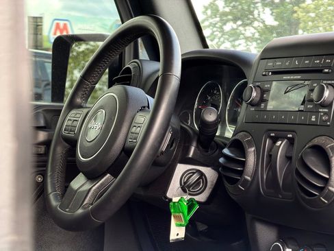 Used 2018 Jeep Wrangler Sahara w/ Connectivity Group AWD/4WD image 37