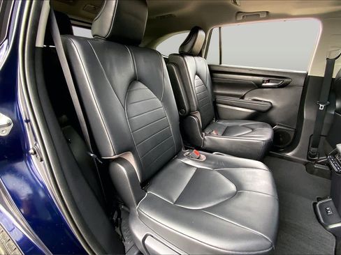 Certified 2020 Toyota Highlander XLE AWD/4WD image 19
