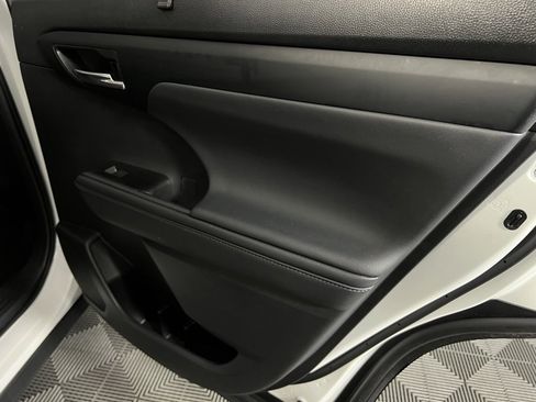 Used 2025 Toyota Highlander XLE image 31