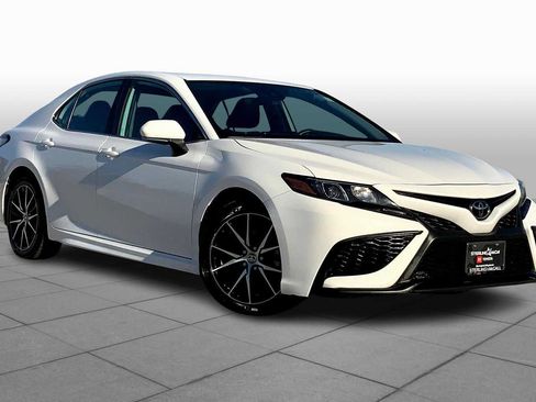 Used 2022 Toyota Camry SE FWD image 3