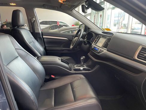 Used 2019 Toyota Highlander XLE AWD/4WD image 26