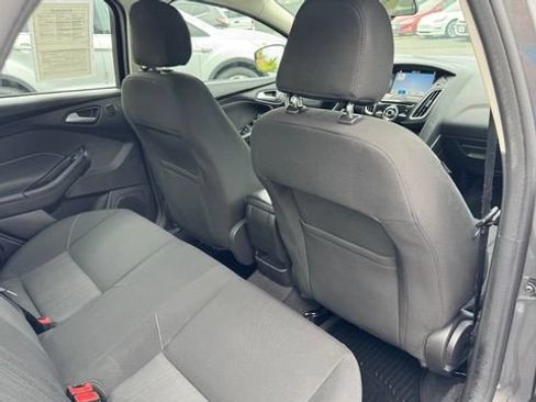 Used 2017 Ford Focus SEL w/ Cold Weather Package FWD image 18