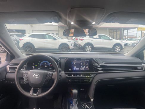 Used 2025 Toyota Camry LE image 32