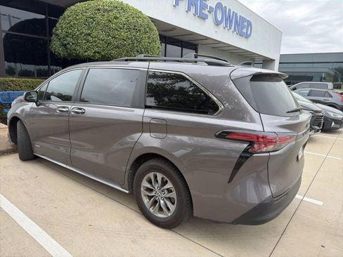 Used 2021 Toyota Sienna XLE image 4