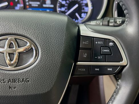 Used 2022 Toyota Highlander XLE image 19