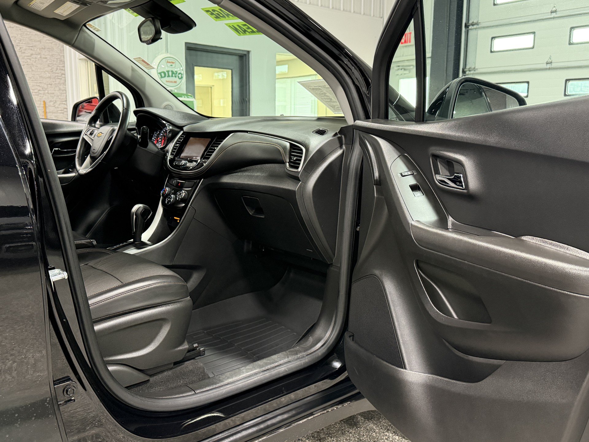 Certified 2020 Chevrolet Trax LT w/ LT Convenience Package AWD/4WD image 7