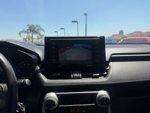 Used 2020 Toyota RAV4 LE AWD/4WD image 18
