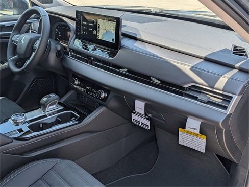 New 2025 Mitsubishi Outlander SE image 30