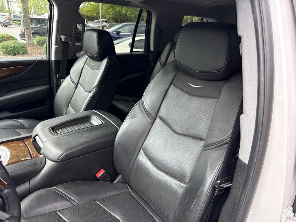 Used 2020 Cadillac Escalade Luxury AWD/4WD image 15