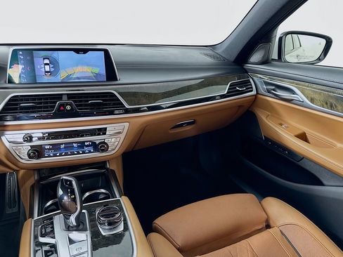 Used 2019 BMW 750i w/ Executive Package RWD image 24