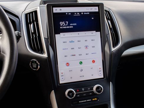 Used 2022 Ford Edge SE w/ Black Appearance Package image 19