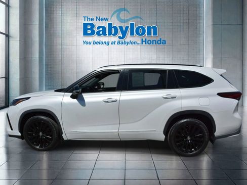 Used 2023 Toyota Highlander XSE AWD/4WD image 2
