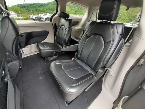Used 2023 Chrysler Pacifica Touring-L FWD image 34