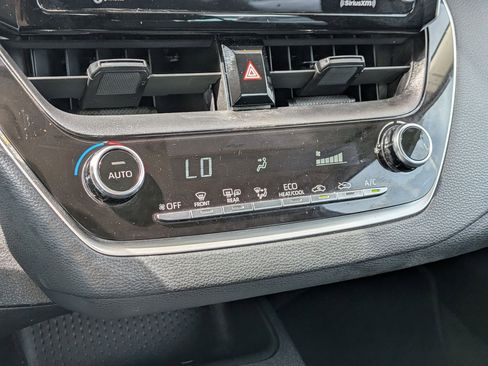 Used 2021 Toyota Corolla LE image 19