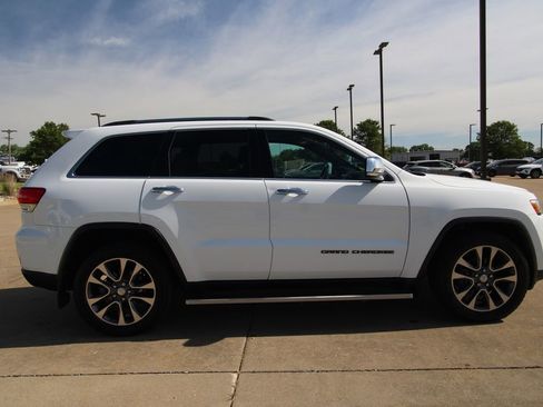 Used 2018 Jeep Grand Cherokee Limited AWD/4WD image 4