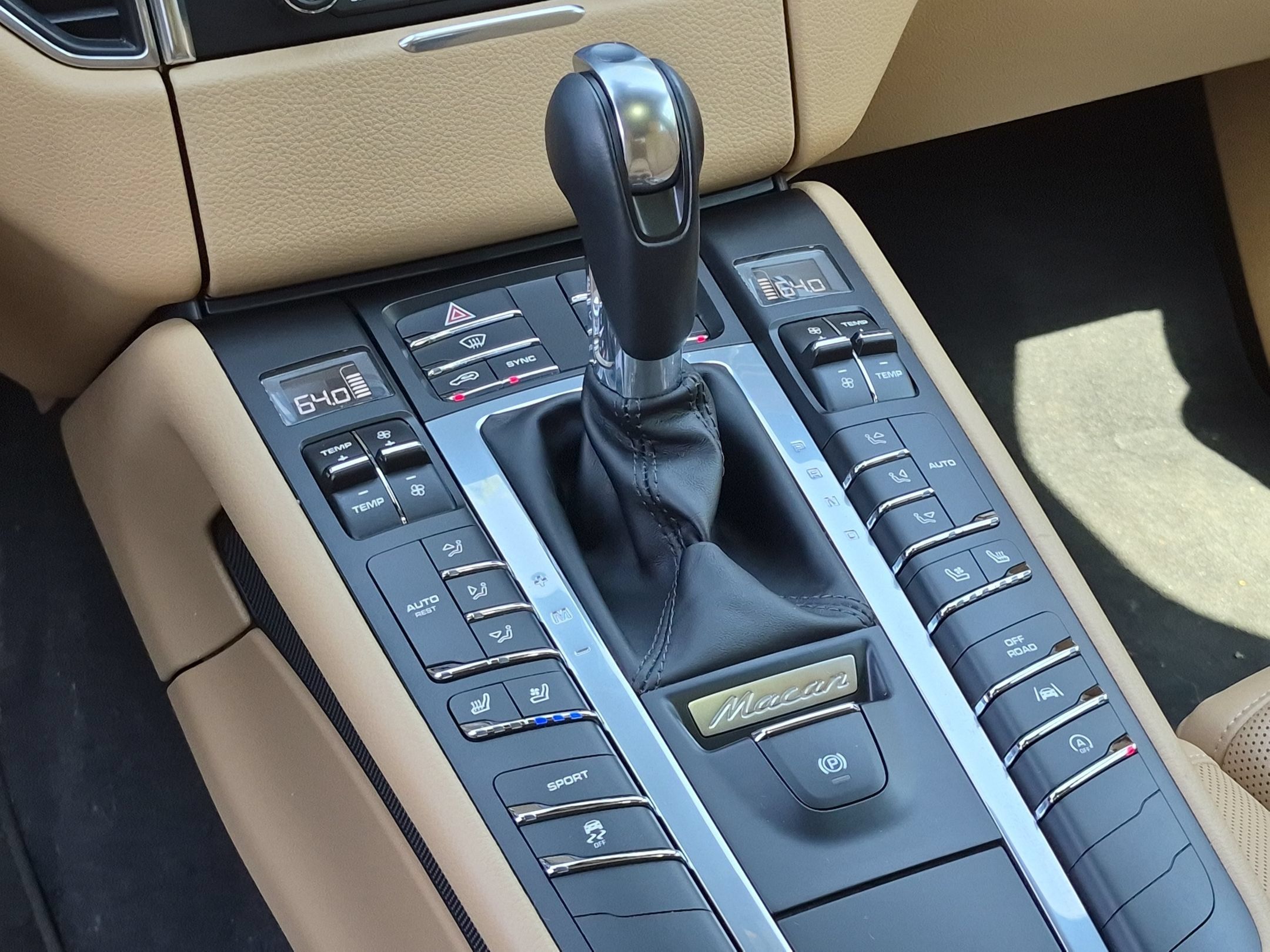Certified 2018 Porsche Macan AWD/4WD image 16