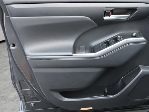 Certified 2025 Toyota Highlander XLE image 19