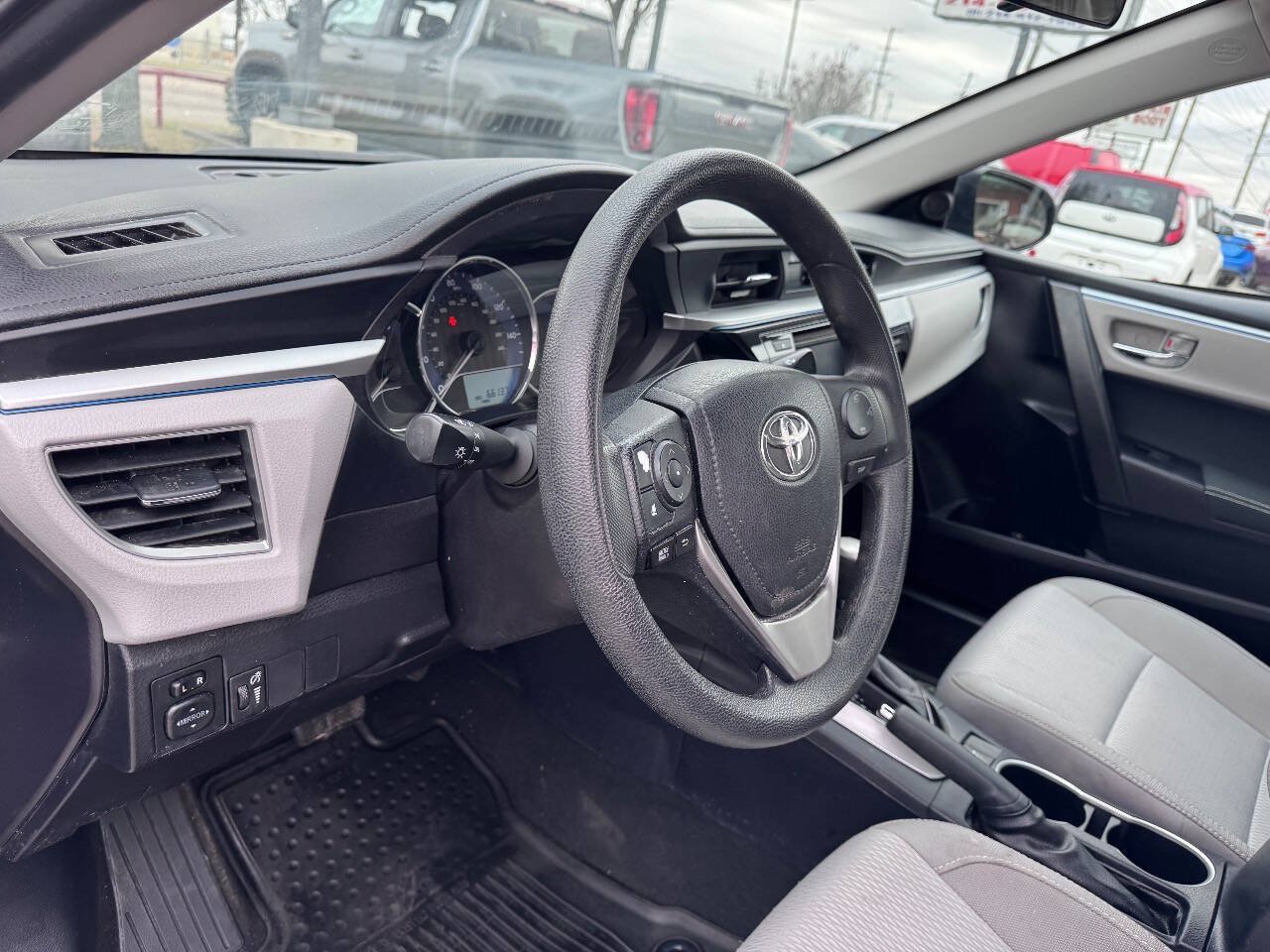 Used 2016 Toyota Corolla LE FWD image 19