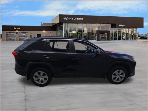 Used 2021 Toyota RAV4 LE image 8