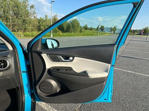 Certified 2022 Hyundai Kona Limited w/ Cargo Package image 17