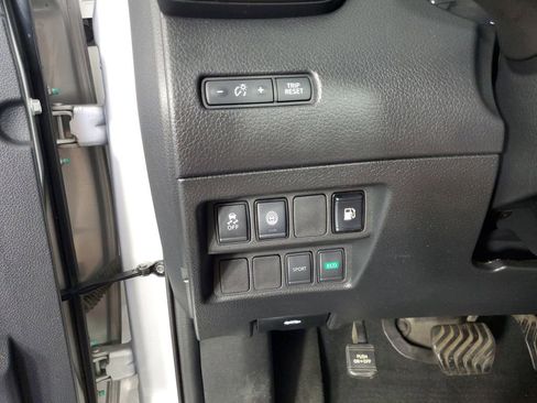 Used 2020 Nissan Rogue S image 26