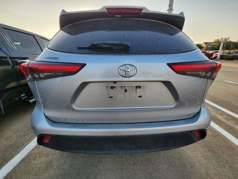 Used 2021 Toyota Highlander LE FWD image 5