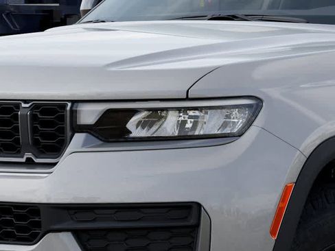 New 2026 Jeep Grand Cherokee Altitude image 10