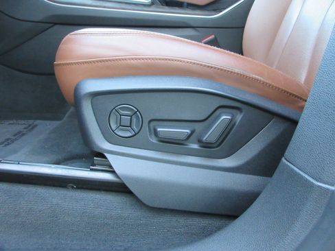 Used 2021 Audi Q8 Prestige w/ Prestige Package image 32