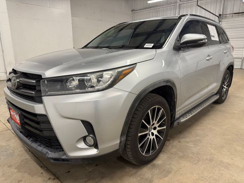 Used 2018 Toyota Highlander SE FWD image 2