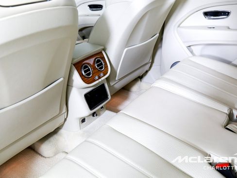 Used 2023 Bentley Bentayga Plug-In Hybrid AWD/4WD image 19