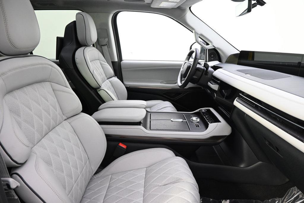 New 2026 Lincoln Navigator Black Label AWD/4WD image 16