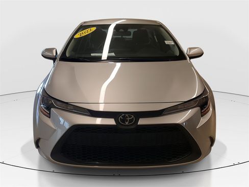 Used 2022 Toyota Corolla LE image 2