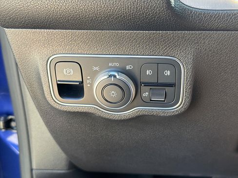 Used 2021 Mercedes-Benz GLB 250 4MATIC w/ Premium Package image 16