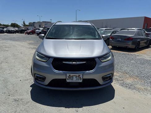 Used 2021 Chrysler Pacifica Touring-L FWD image 2