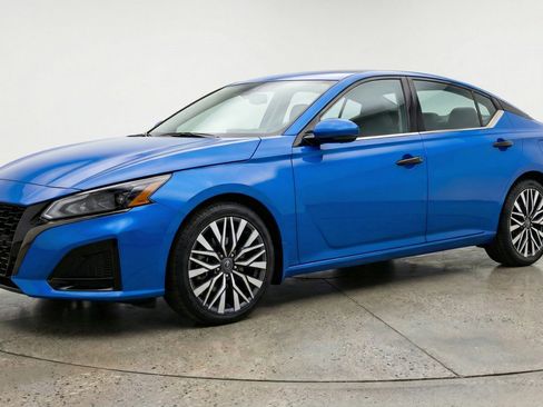 Used 2025 Nissan Altima 2.5 SV image 3