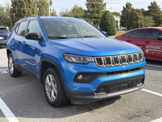 Used 2025 Jeep Compass Latitude AWD/4WD image 3