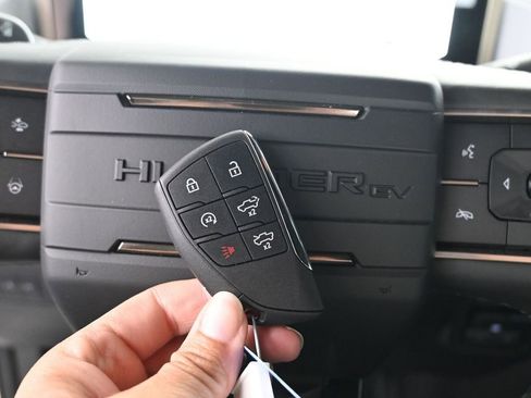 New 2025 GMC Hummer EV 2X image 30