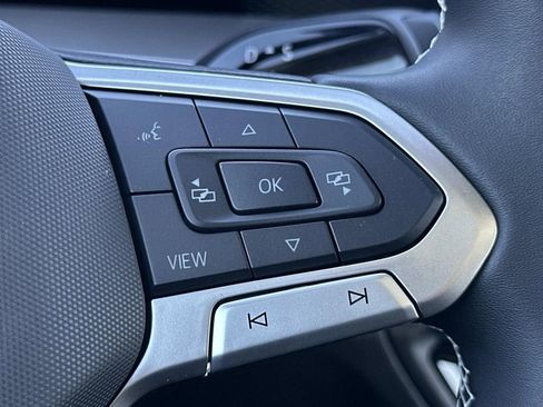 New 2025 Volkswagen Tiguan SE image 18