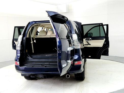 Used 2023 Lexus GX 460 Premium w/ Premium Package image 11