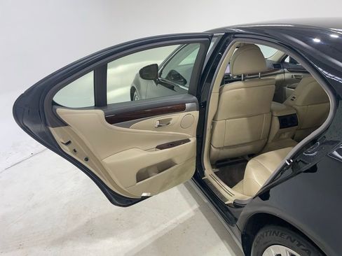 Used 2014 Lexus LS 460 AWD w/ Comfort Package image 17