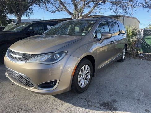 Used 2017 Chrysler Pacifica Touring-L w/ 13 Speaker Alpine Sound Group image 3
