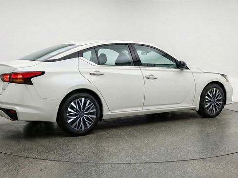 Used 2025 Nissan Altima 2.5 SV FWD image 9
