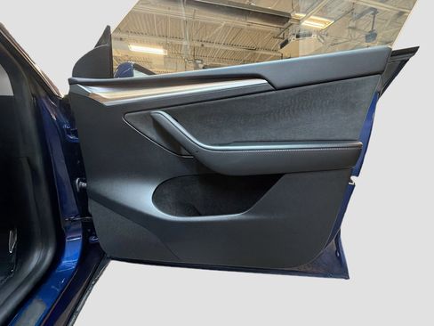 Used 2023 Tesla Model Y Long Range image 32