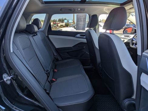 Used 2025 Volkswagen Taos SE w/ Panoramic Sunroof Package AWD/4WD image 31