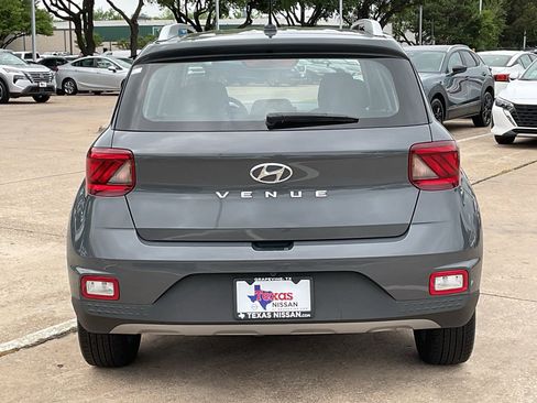 Used 2025 Hyundai Venue SEL image 6
