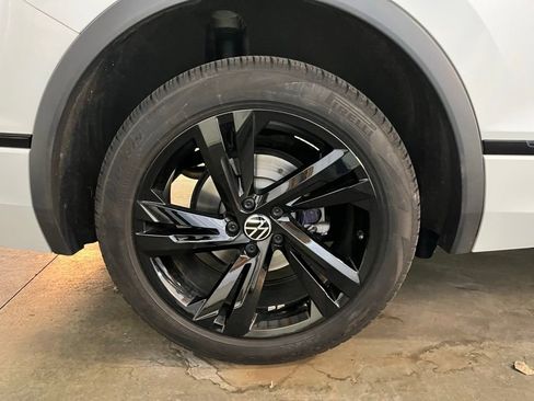 Certified 2024 Volkswagen Tiguan SE R-Line w/ MDO Package, Two-Row image 33