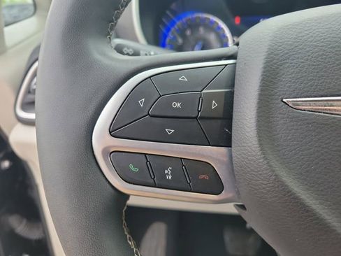Used 2024 Chrysler Pacifica Touring-L FWD image 19